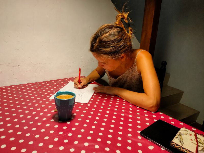 Sandra Blanch escrivint